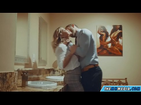 ❤️ Том биетэй шаргал үст таныг нийтийн бие засах газар уруу татах үед ❤️ Секс видео манайд ❤